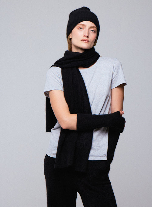 Black Beanie in Raccon wool / Polyamide - MAJESTIC FILATURES