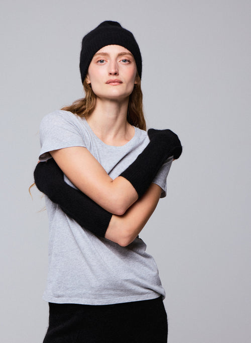 Black Beanie in Raccon wool / Polyamide - MAJESTIC FILATURES