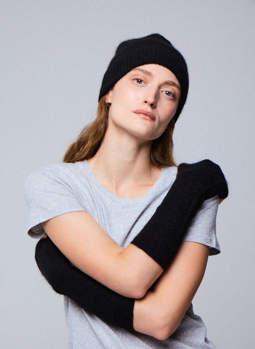 Black Beanie in Raccon wool / Polyamide - MAJESTIC FILATURES