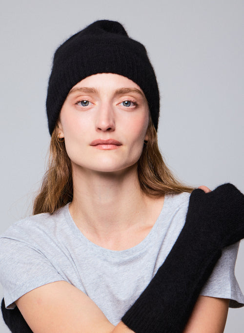 Black Beanie in Raccon wool / Polyamide - MAJESTIC FILATURES