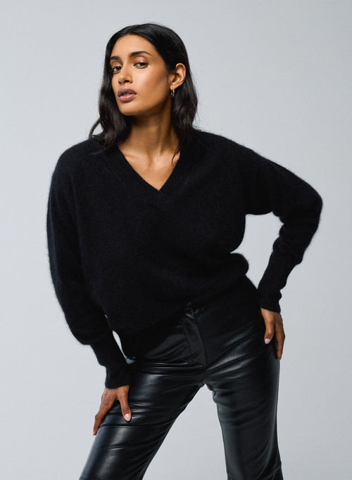 Schwarzer Pullover mit V-Ausschnitt und langen Ärmeln aus Waschbär - MAJESTIC FILATURES