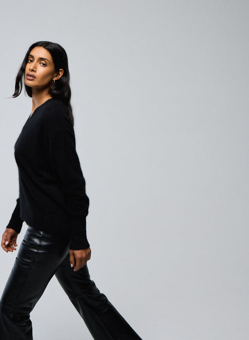 Pull Noir Col V Manches Longues en Raccoon - MAJESTIC FILATURES