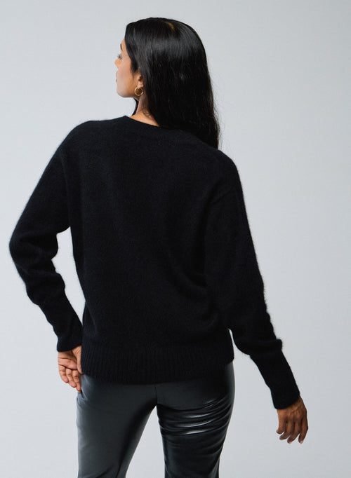 Pull Noir Col V Manches Longues en Raccoon - MAJESTIC FILATURES