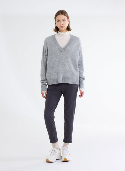 Pull Gris Col V Manches Longues en Raccoon - MAJESTIC FILATURES