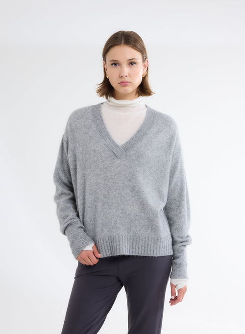 Pull Gris Col V Manches Longues en Raccoon - MAJESTIC FILATURES