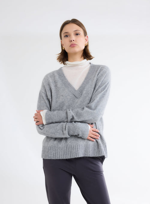 Pull Gris Col V Manches Longues en Raccoon - MAJESTIC FILATURES