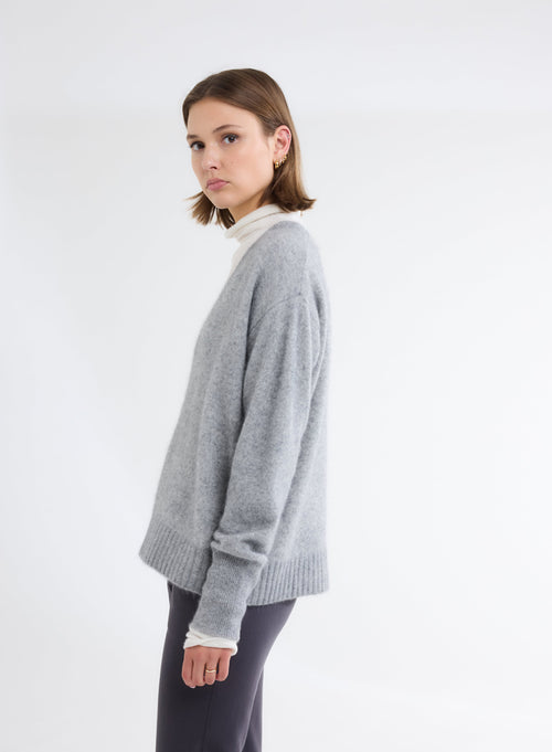 Pull Gris Col V Manches Longues en Raccoon - MAJESTIC FILATURES