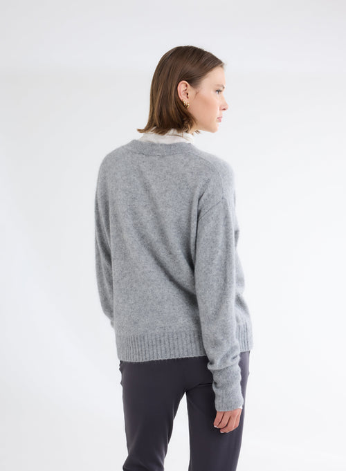 Pull Gris Col V Manches Longues en Raccoon - MAJESTIC FILATURES