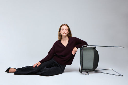 Jersey morado con cuello de pico y manga larga en lana Raccon / Poliamida - MAJESTIC FILATURES