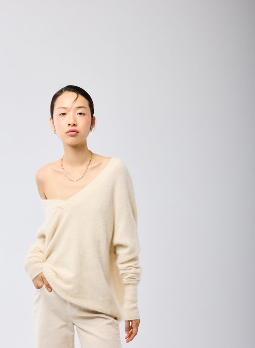 Pull Écru Col V Manches Longues en Raccoon - MAJESTIC FILATURES