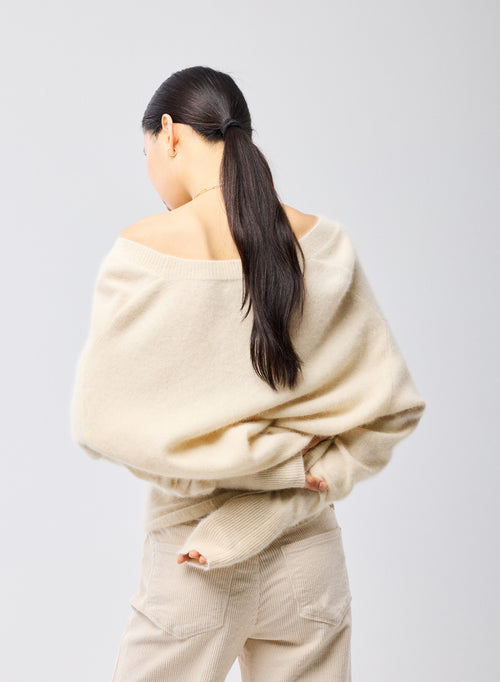 Pull Écru Col V Manches Longues en Raccoon - MAJESTIC FILATURES