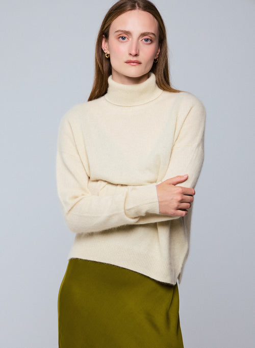 Ecrufarbener Pullover mit Rollkragen und langen Ärmeln aus Waschbär - MAJESTIC FILATURES