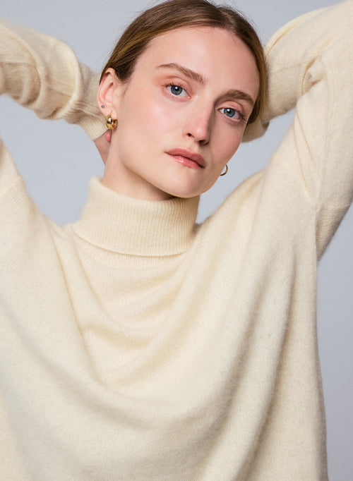 Pull Écru Col Roulé Manches Longues en Raccoon - MAJESTIC FILATURES