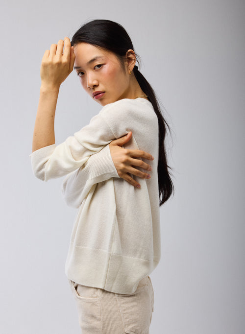 Suéter Blanco con Cuello en V y Mangas Largas de Cachemir - MAJESTIC FILATURES