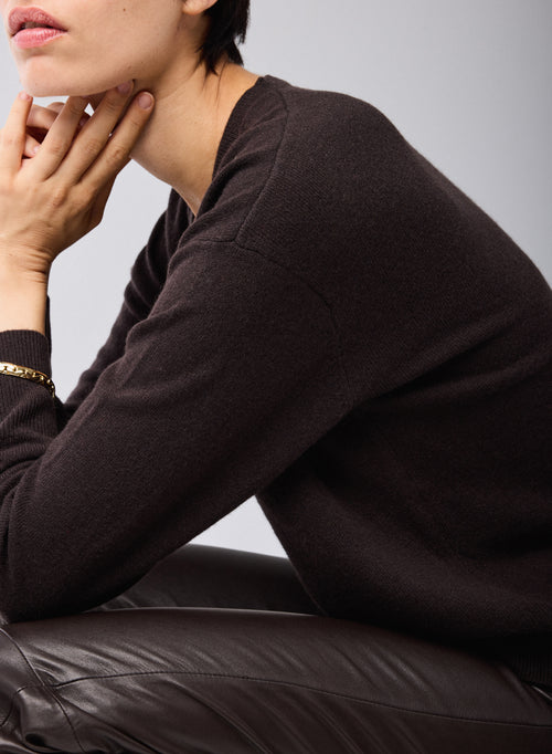 Suéter Marrón con Cuello en V y Mangas Largas de Cachemir - MAJESTIC FILATURES