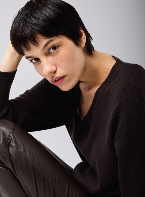 Suéter Marrón con Cuello en V y Mangas Largas de Cachemir - MAJESTIC FILATURES