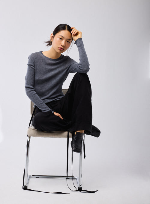 Suéter Gris con Cuello Redondo y Mangas Largas de Lana Merina - MAJESTIC FILATURES