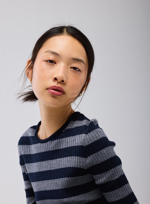 Suéter Azul Marino con Cuello Redondo y Mangas Largas de Lana Merina - MAJESTIC FILATURES