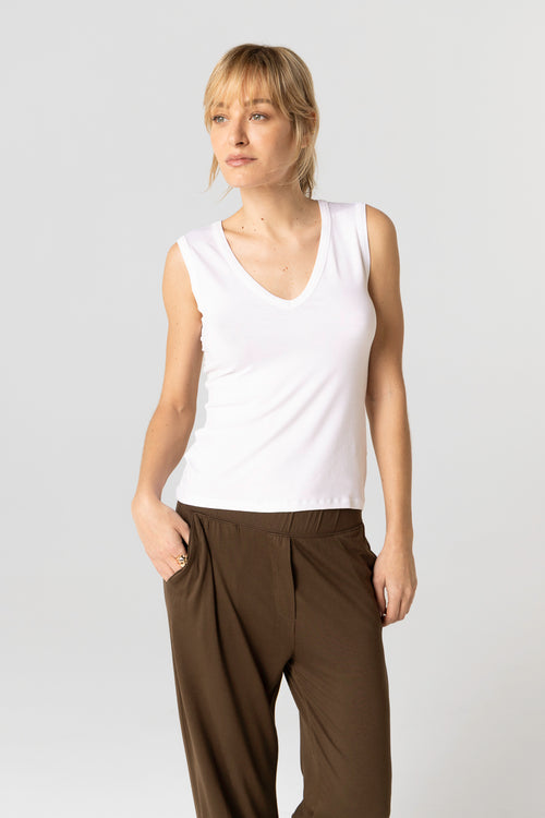 Camiseta sin mangas blanca con cuello en V de viscosa/elastano - MAJESTIC FILATURES