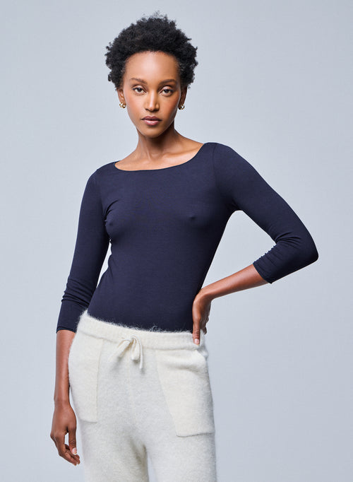 Marineblaues Adèle T-Shirt mit U-Boot-Ausschnitt aus Viskose / Elasthan - MAJESTIC FILATURES