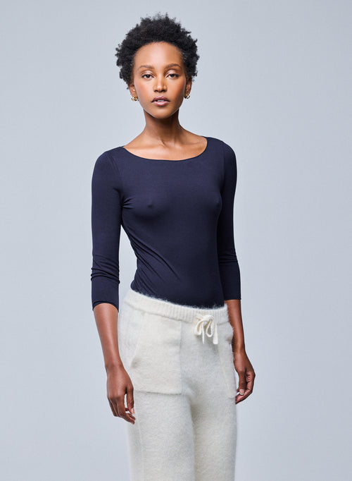 Marineblaues Adèle T-Shirt mit U-Boot-Ausschnitt aus Viskose / Elasthan - MAJESTIC FILATURES