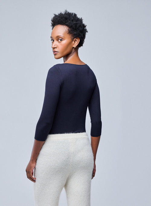 Marineblaues Adèle T-Shirt mit U-Boot-Ausschnitt aus Viskose / Elasthan - MAJESTIC FILATURES