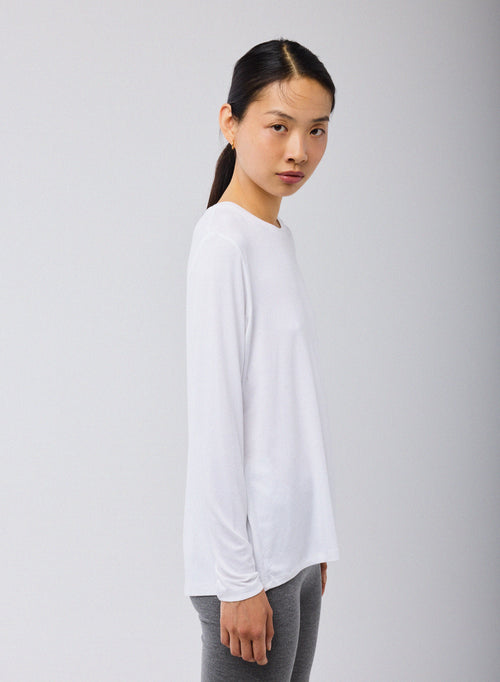Camiseta blanca de manga larga con cuello redondo en viscosa