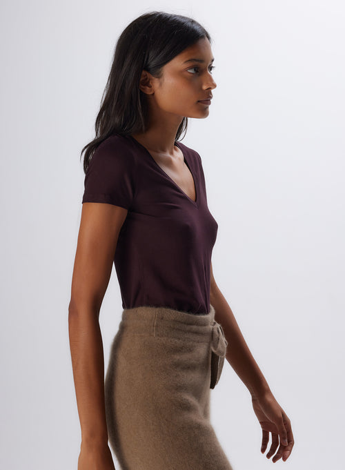 T-shirt Aubergine Col V Manches Courtes en Viscose et Élasthanne - MAJESTIC FILATURES