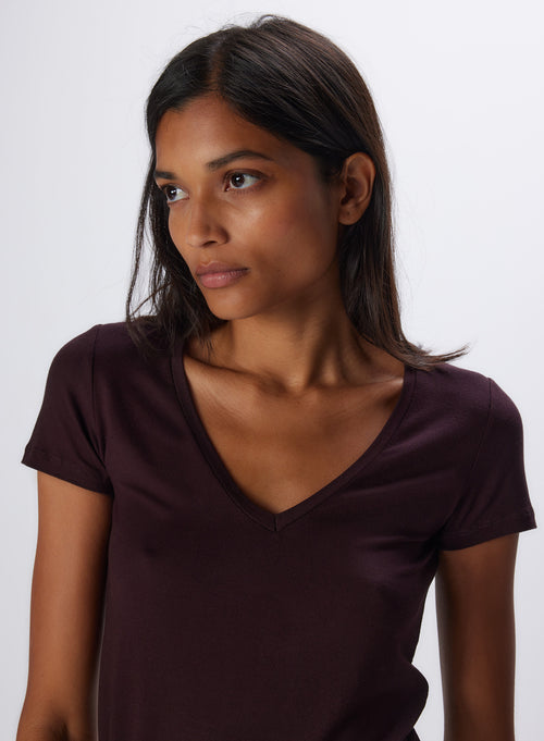 T-shirt Aubergine Col V Manches Courtes en Viscose et Élasthanne - MAJESTIC FILATURES