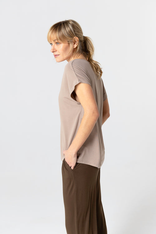 Camiseta marrón con cuello en V y manga corta de viscosa/elastano - MAJESTIC FILATURES