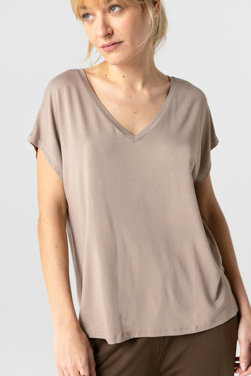 Camiseta marrón con cuello en V y manga corta de viscosa/elastano - MAJESTIC FILATURES