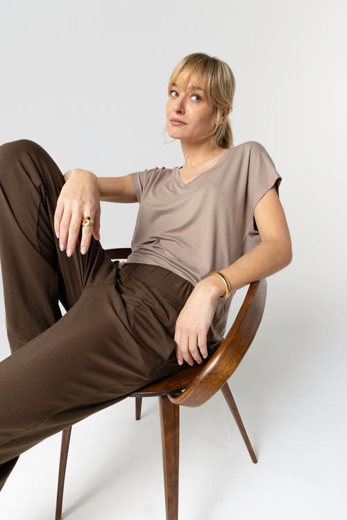 Camiseta marrón con cuello en V y manga corta de viscosa/elastano - MAJESTIC FILATURES
