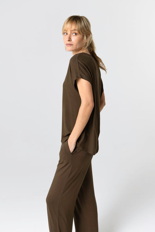 T-Shirt mit V-Ausschnitt und kurzen Ärmeln aus Viskose/Elasthan in Dunkelbraun - MAJESTIC FILATURES