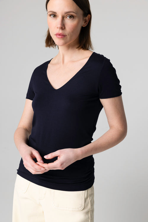 T-Shirt mit V-Ausschnitt und kurzen Ärmeln aus Viskose/Elasthan in Marineblau - MAJESTIC FILATURES