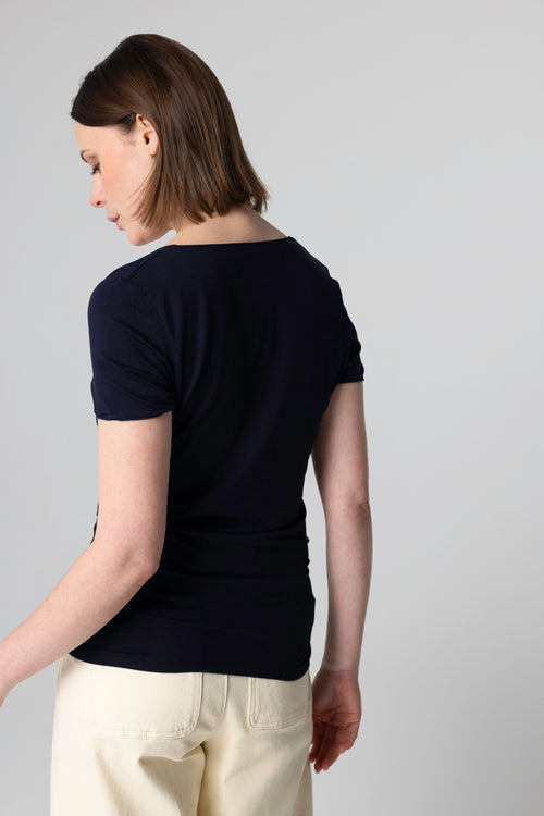 T-Shirt mit V-Ausschnitt und kurzen Ärmeln aus Viskose/Elasthan in Marineblau - MAJESTIC FILATURES