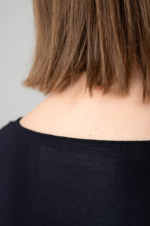 T-Shirt mit V-Ausschnitt und kurzen Ärmeln aus Viskose/Elasthan in Marineblau - MAJESTIC FILATURES