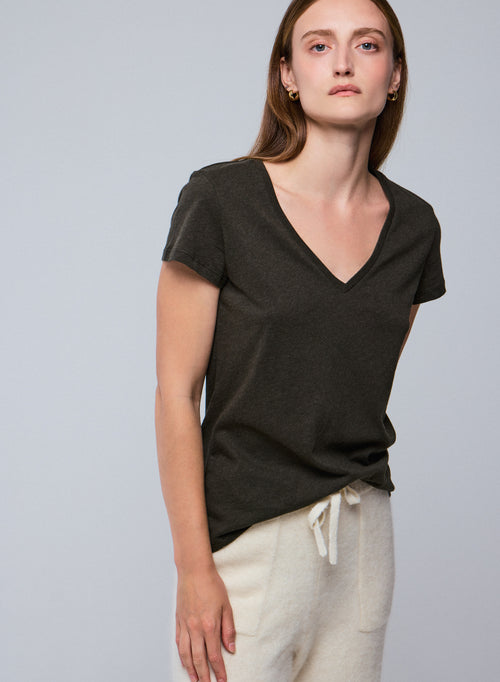 Camiseta verde de manga corta con cuello de pico en algodón orgánico - MAJESTIC FILATURES