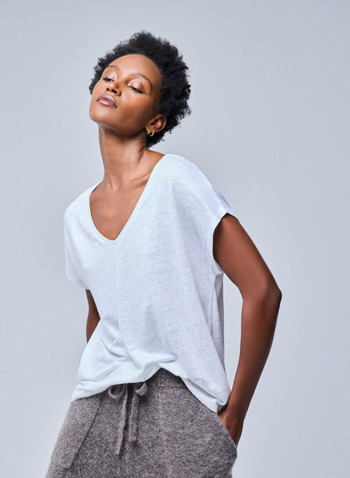 Weißes T-Shirt mit V-Ausschnitt und kurzen Ärmeln aus Leinen / Elastan - MAJESTIC FILATURES