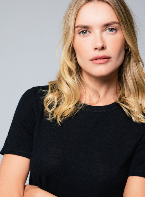 Schwarzes Kaschmir-T-Shirt mit Rundhalsausschnitt und kurzen Ärmeln - MAJESTIC FILATURES