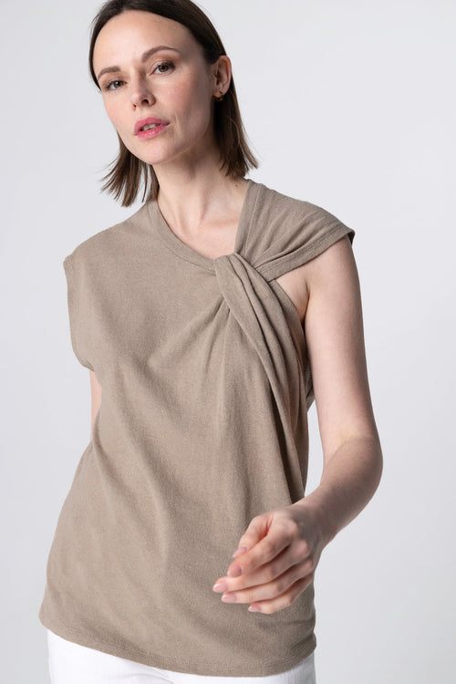 Ärmelloses Tanktop mit Knotenausschnitt aus Baumwolle/Leinen in Kaffee-Latte - MAJESTIC FILATURES
