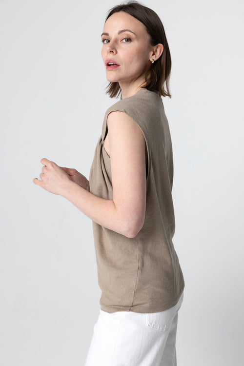 Ärmelloses Tanktop mit Knotenausschnitt aus Baumwolle/Leinen in Kaffee-Latte - MAJESTIC FILATURES